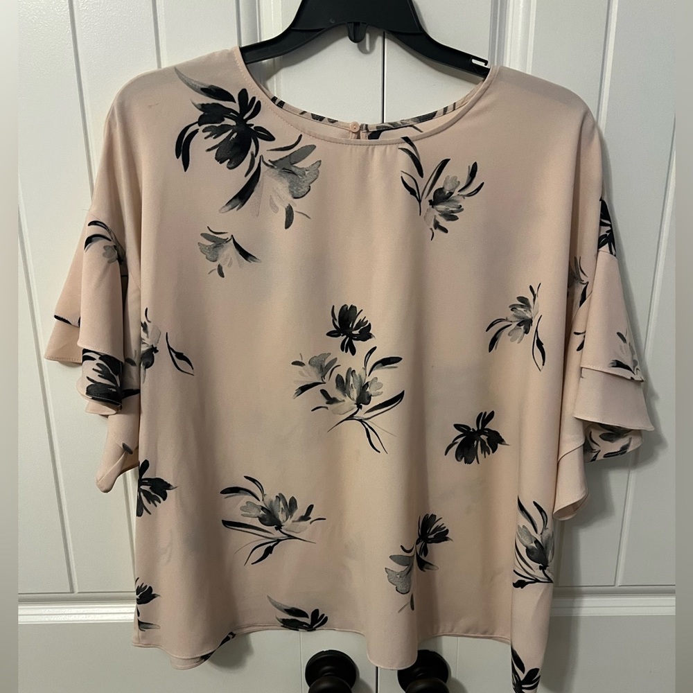 Pink black blouse. 2X. Ruffle flounce sleeves.